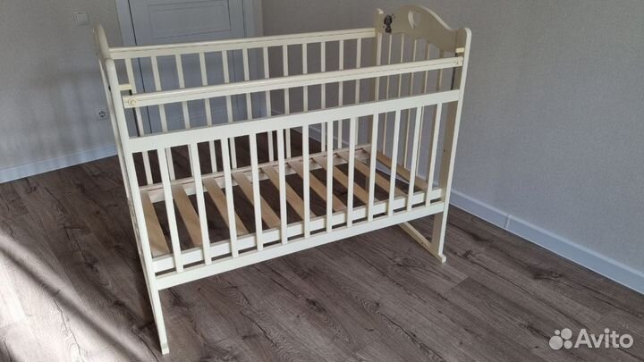 Детская кроватка с универсальным маятником