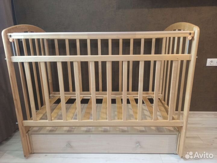 Детская кроватка с продольным маятником