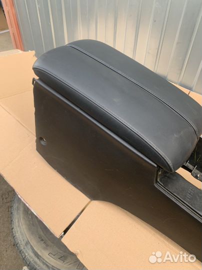 Подлокотник Nissan Fuga Infiniti M35