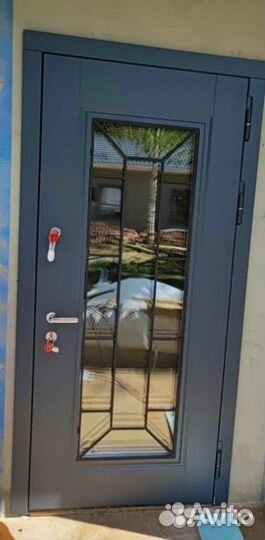 Уличная входная дверь с максимальным стеклом
