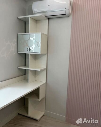 Детская рабочая зона у окна для двоих