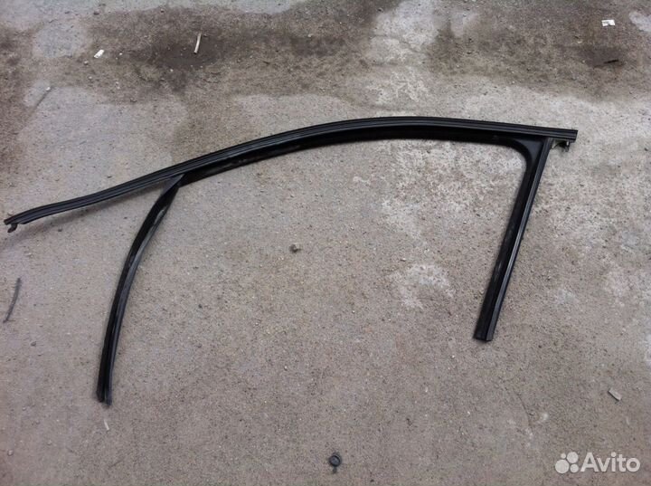 Рамка стекла Vw Touareg 7P Cayenne 2011