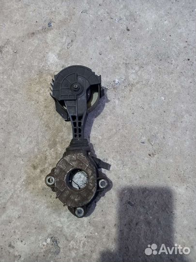 Peugeot 308 натяжитель ремня грм