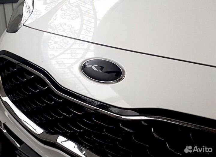Наклейки на эмблемы чёрные Kia