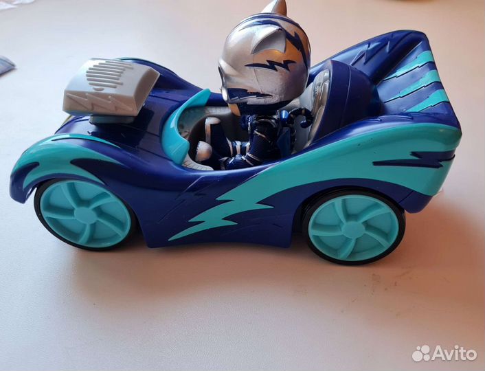 Герои в масках Кэтбой с машиной