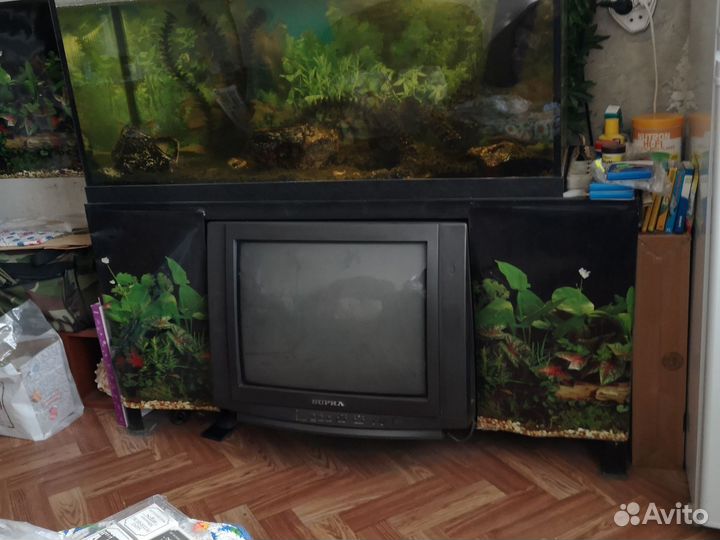 Аквариум с рыбками и тумбой