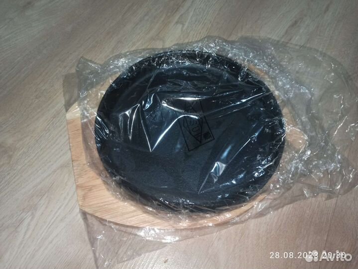 Сковорода чугунная на деревянной подставке dsu