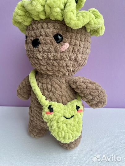 Вязанная игрушка бобёр с шляпкой и сумкой лягушки
