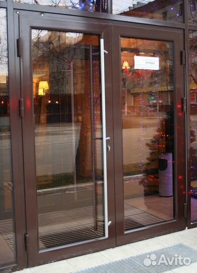 Алюминиевая дверь со стеклом