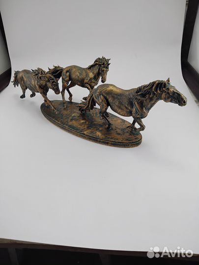 Статуэтка Статуя Кони на выгуле