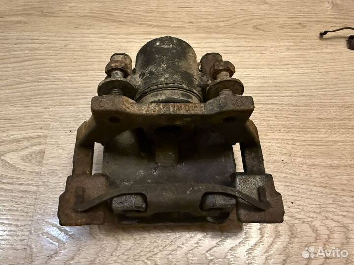 E39 вент суппорт задний левый