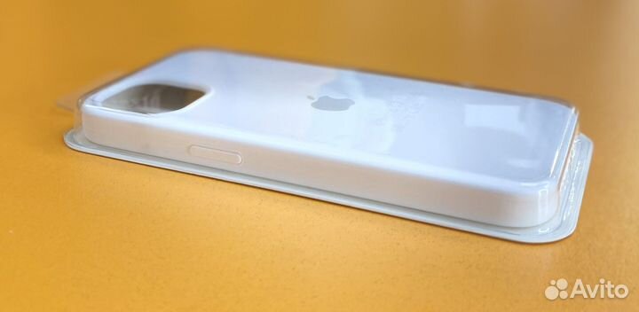 Чехол на iPhone 13 белый