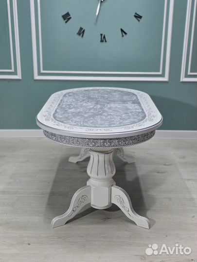 Стол и стулья