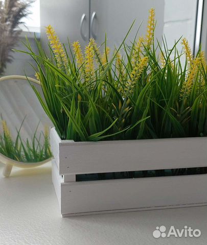 Осока с лавандой в деревянном кашпо