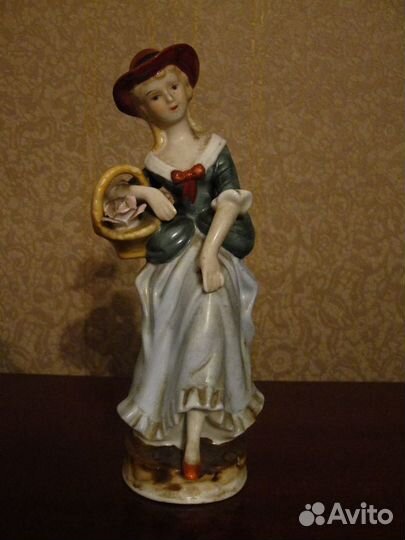 Статуэтки фарфоровые разные