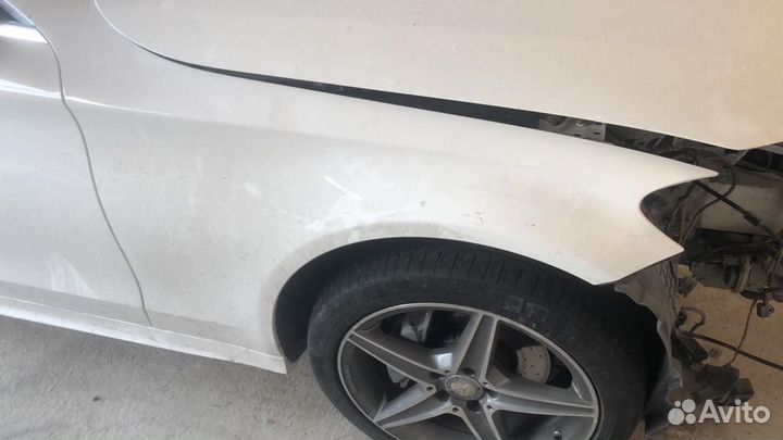 Крыло правое w205