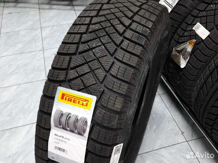 Pirelli Ice Zero FR 215/65 R16