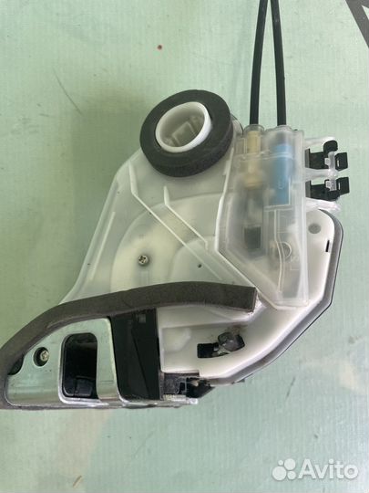 Замок задней левой двери toyota rav 4 xa50