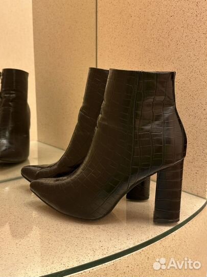 Остроносые ботильоны на массивном каблуке