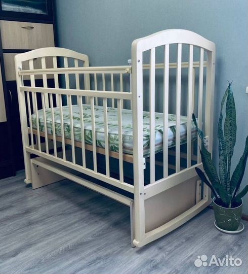 Детская кроватка с маятником, матрасом, бортиками