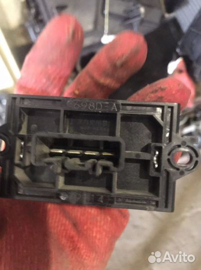 Транзистр печки nissan tiida c11