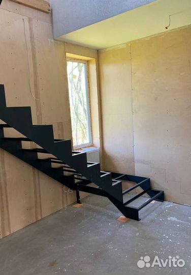 Г-образная лестница с поворотом