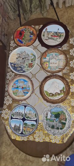Сувенирные тарелки очень много