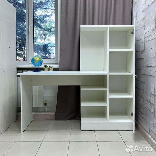 Стол компьютерный белый