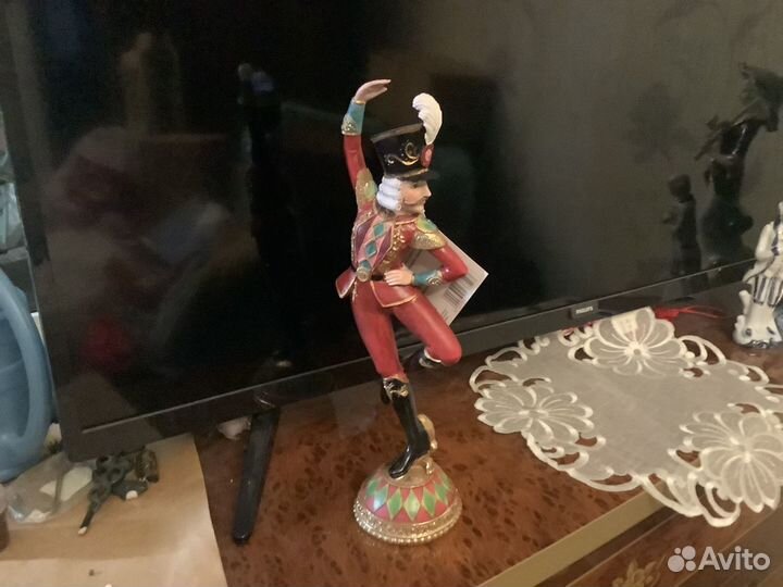 Заяц с часами много зверюшек балерина гвардеец лаг