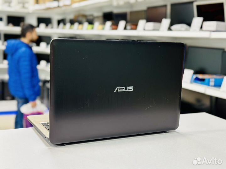 Ноутбук Asus / 4 ядра / 4 Гб озу / SSD 120 Гб