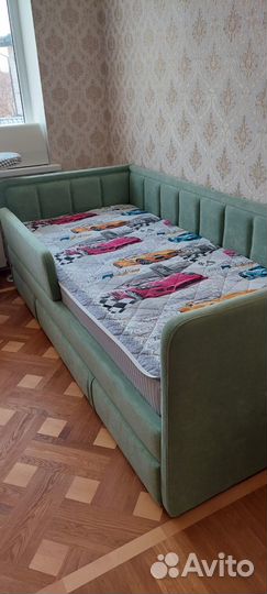 Новый диван-кровать с ящиком и матрасом