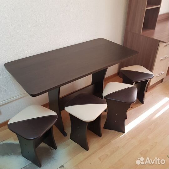 Обеденная группа / Кухонный стол и 4 табуретки