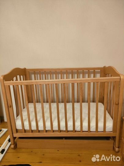 Детская кроватка с маятником и ящиком