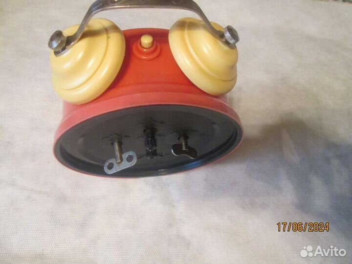 Часы будильник СССР