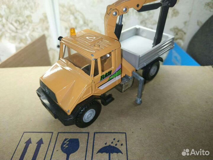 Моделька Mercedes-Benz Unimog на запчасти