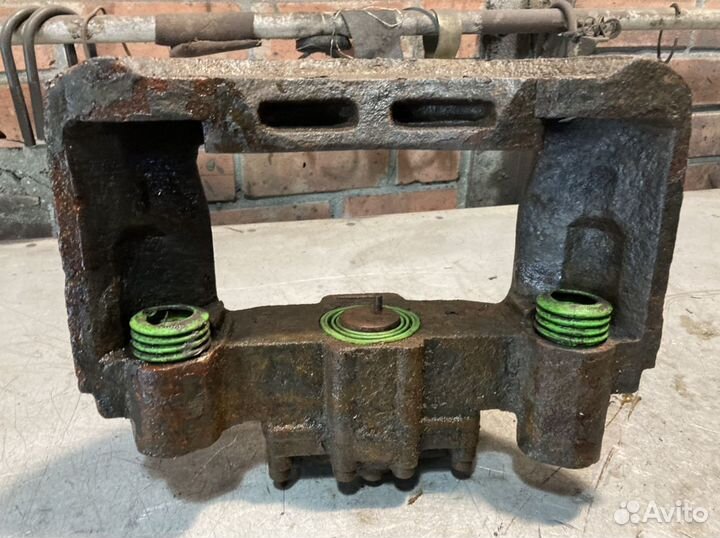 Тормозной суппорт передний левый на автобус Higer