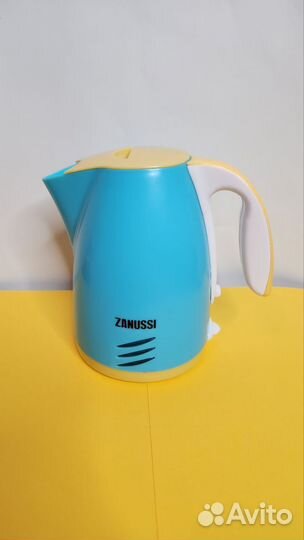 Игрушка Чайник Zanussi 16см + набор салон красоты