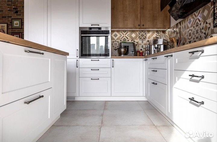 Кухня с каменным островом