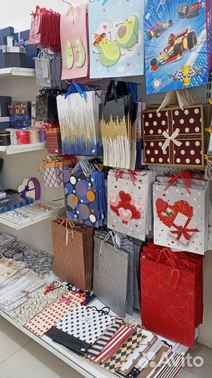 Подарочные коробки и пакеты