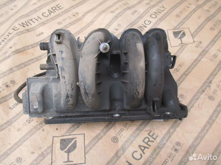 Коллектор впускной 1.6 Renault Logan 2005-2014