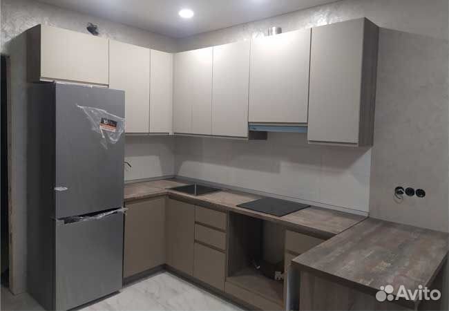 П-образная кухня с мини барной стойкой