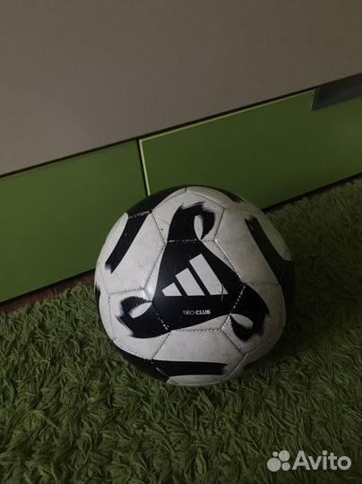 Футбольный мяч adidas