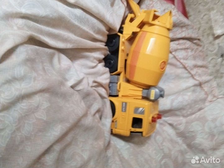 Игрушечный самосвал