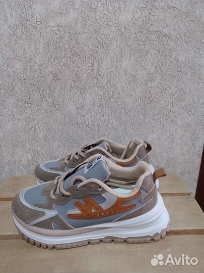 Кроссовки женские 35 размер новые