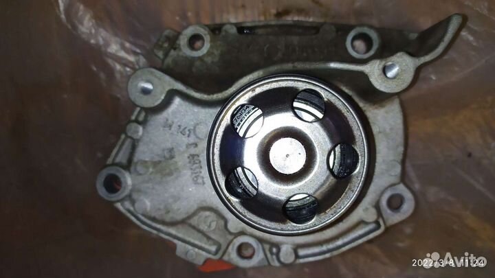 Водяной насос Рено Дастер