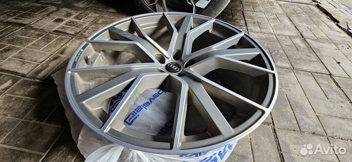 Оригинальные диски Audi Q7 SQ7 4M R22