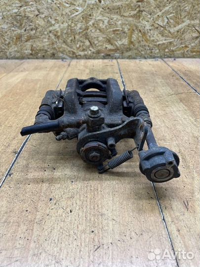 Тормозной суппорт задний правый Opel Astra J