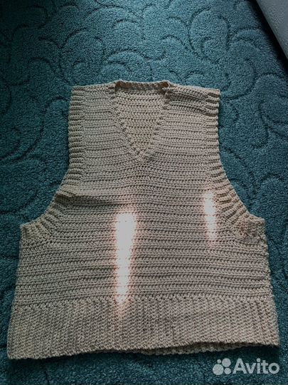 Вязаная жилетка