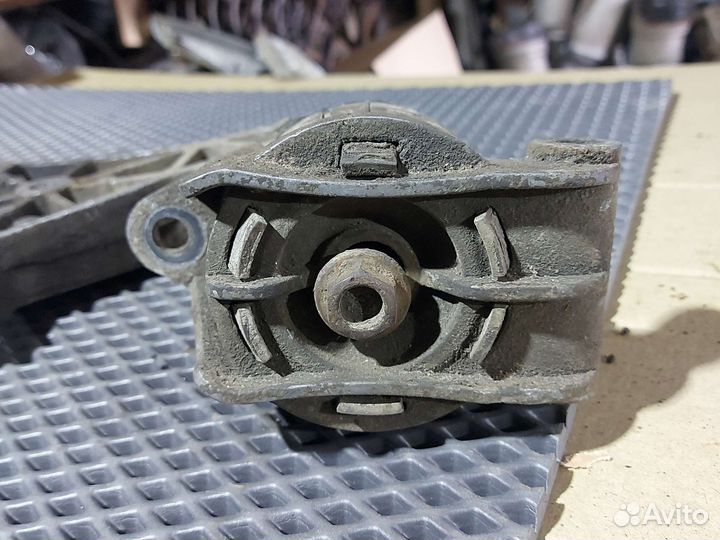 Кронштейн опоры двигателя Опель Астра H МКПП