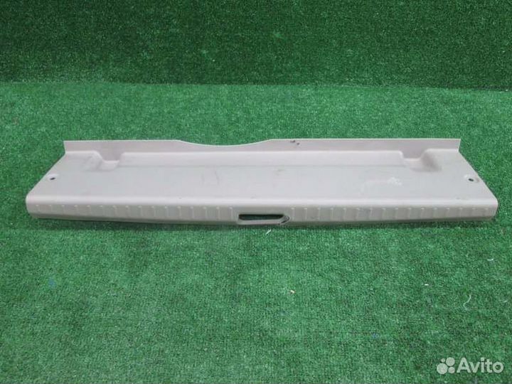 Накладка замка багажника Toyota Premio ZZT240